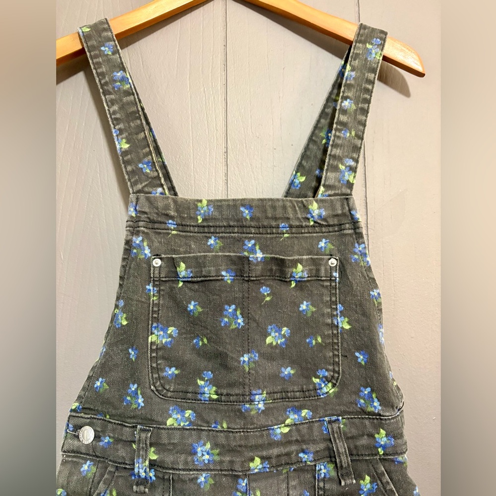 WEWOREWHAT Slouchy Black Watercolor Ditsy Slit Overalls - Picture 7 of 12